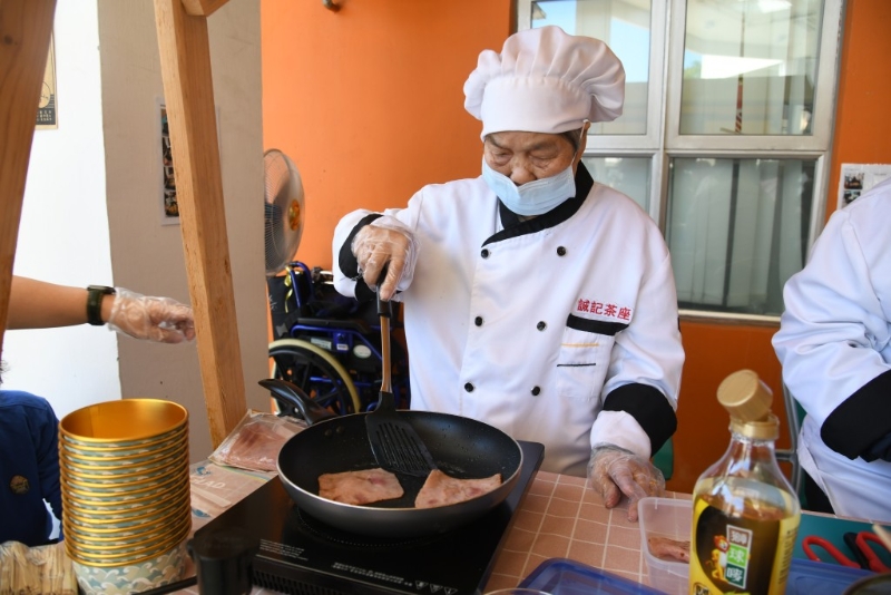 安老院開茶座“請(qǐng)”院友做伙記1