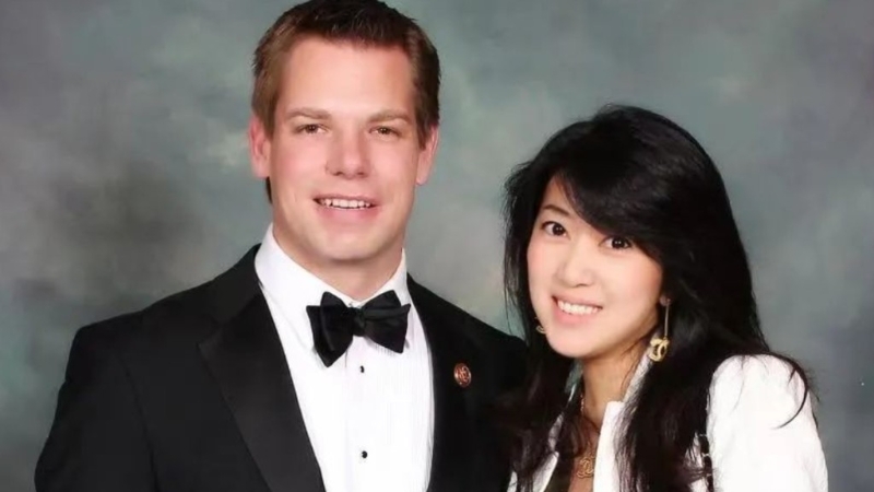 方芳與加州聯(lián)邦眾議員斯沃爾韋爾