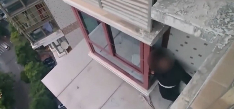 男子半夜醒來發(fā)現(xiàn)睡在18樓的檐篷上