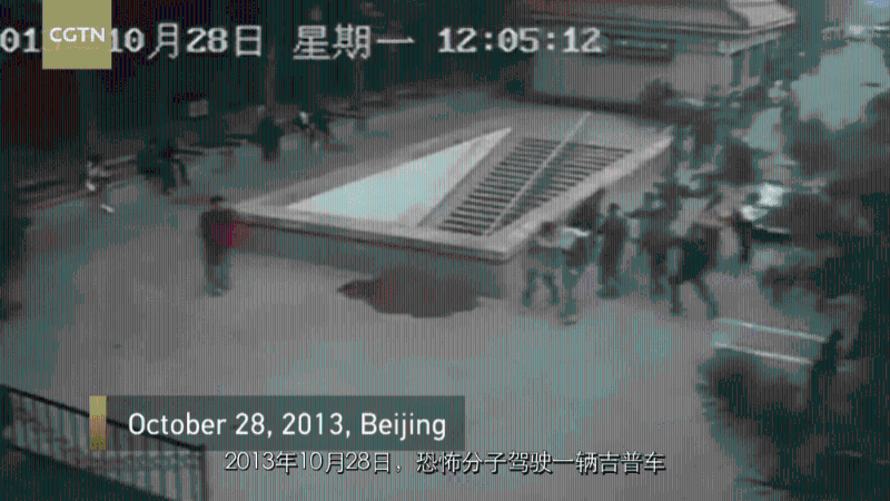 吉普車向人群沖撞。