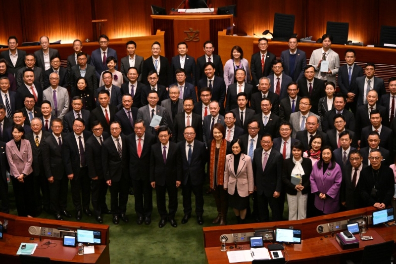 《維護(hù)國家安全條例草案》全票通過后，議員拍大合照留念。 蘇正謙攝.jpg