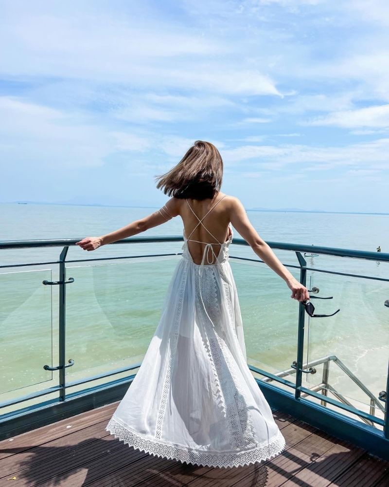 朱智賢大曬玉背，還見(jiàn)到胸部側(cè)漏。