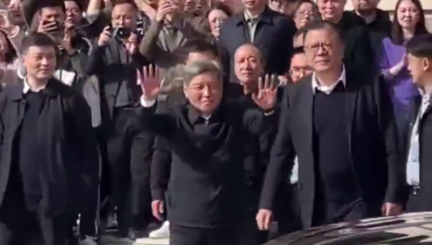 “網(wǎng)紅校長(zhǎng)”卸任離校園鞠躬致謝