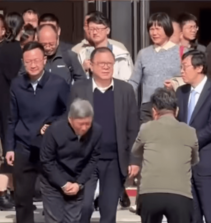 “網(wǎng)紅校長(zhǎng)”卸任離校園