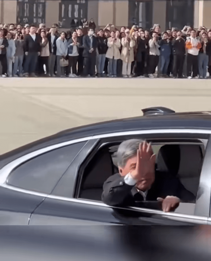 “網(wǎng)紅校長(zhǎng)”卸任離校園1