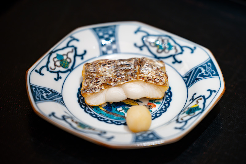 藤本對于食材品質(zhì)的把關(guān)十分嚴(yán)謹(jǐn)，每日都從日本空運新鮮優(yōu)質(zhì)的漁獲和食材