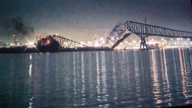 美國巴爾的摩一條大橋遭船只撞斷，多輛汽車落水。