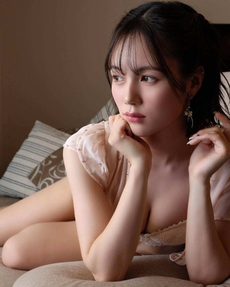 現(xiàn)年26歲的涼森玲夢，于2019年出道成為AV女優(yōu)。