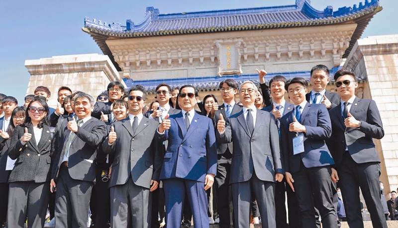 馬英九(中)與隨行人員及臺(tái)灣學(xué)生在南京中山陵合影留念 馬英九(中)與隨行人員及臺(tái)灣學(xué)生在南京中山陵合影留念