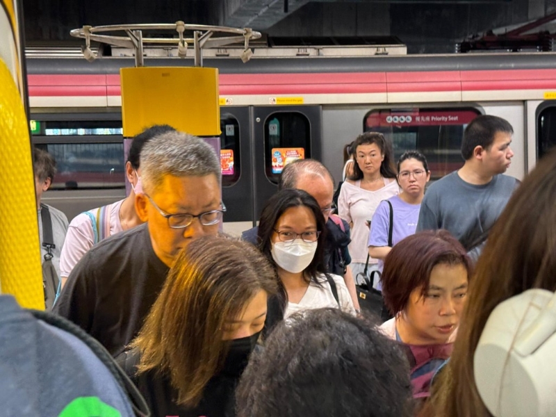 羅湖站人頭涌涌。