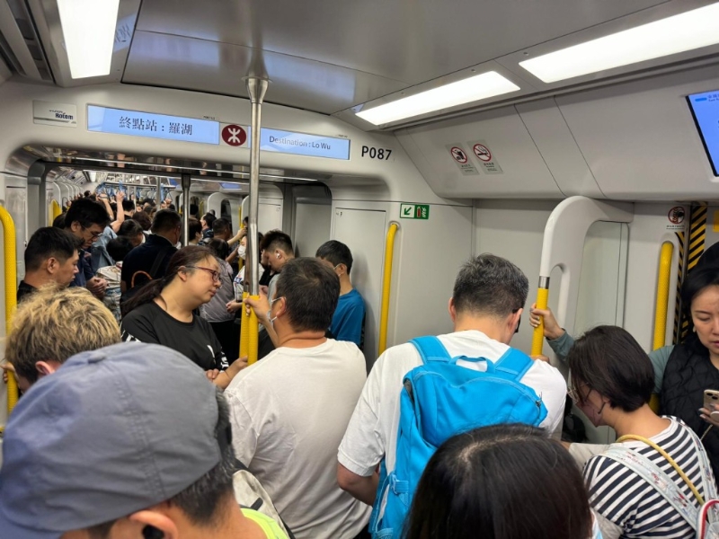 港鐵車箱內(nèi)迫滿過關(guān)的人潮。