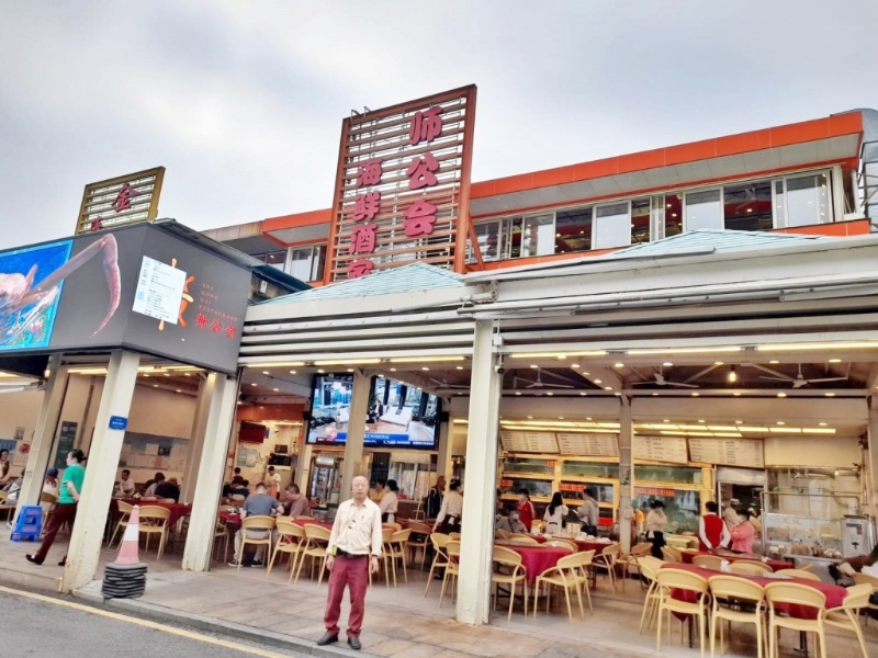 鹽田海鮮街海鮮店林立。