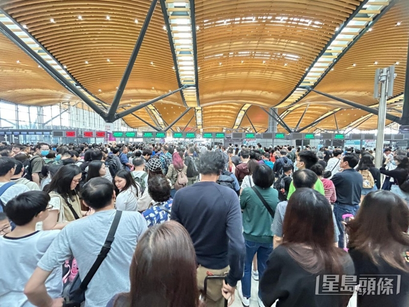 港珠澳大橋出入境大堂擠滿北上的人潮。