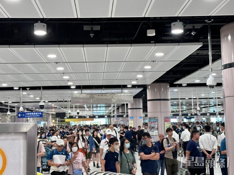 福田口岸過關(guān)水泄不通。