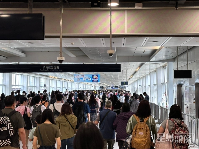過了香港口岸天橋接駁位逼滿排隊人潮。