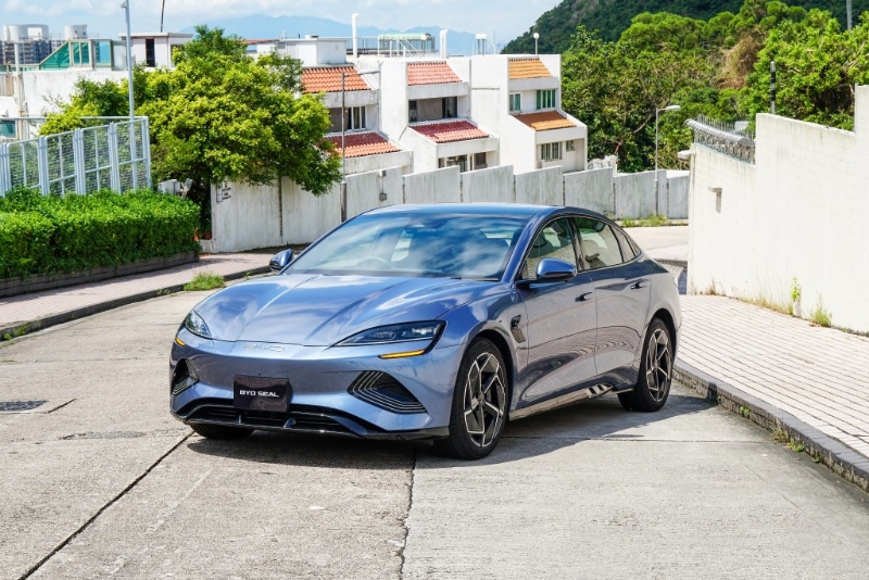 BYD Seal雙馬達(dá)四驅(qū)頂級(jí)版擁有5304ps馬力和670Nm扭力，續(xù)航力高達(dá)520km。