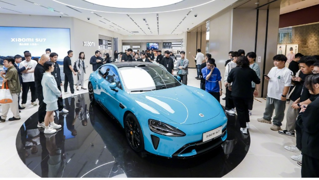 小米汽車的直營店，小米SU7純電動(dòng)轎車在店內(nèi)展示