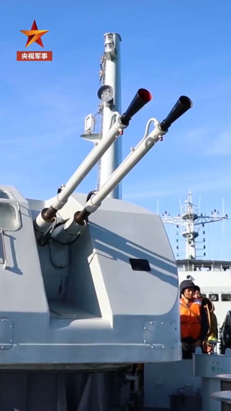 解放軍艦艇編隊在南海演練打擊武裝漁船。