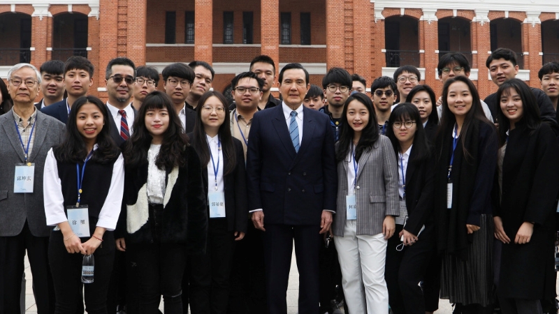 馬英九去年曾率學(xué)生團(tuán)訪問(wèn)大陸。