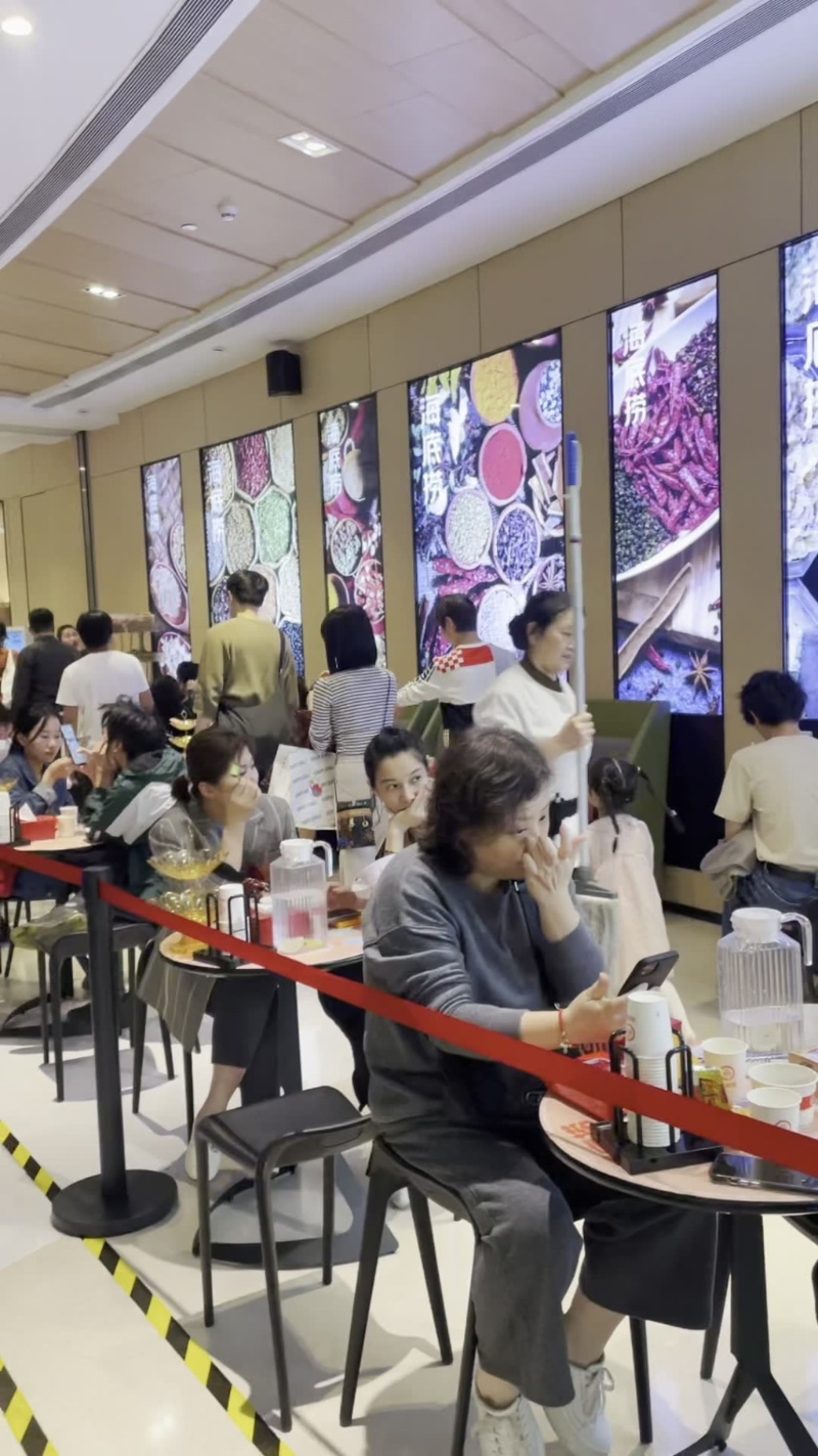 海底撈門外大量顧客在等位。（小紅書截圖）