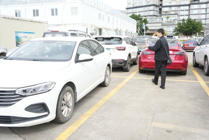 取車后先圍繞車身觀察，并拍下影片。