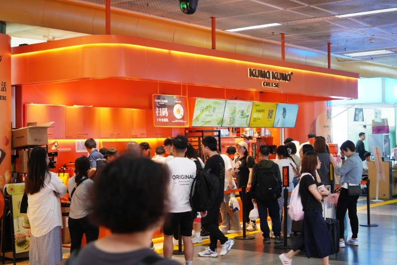 知名蛋糕店有不少人排隊(duì)。