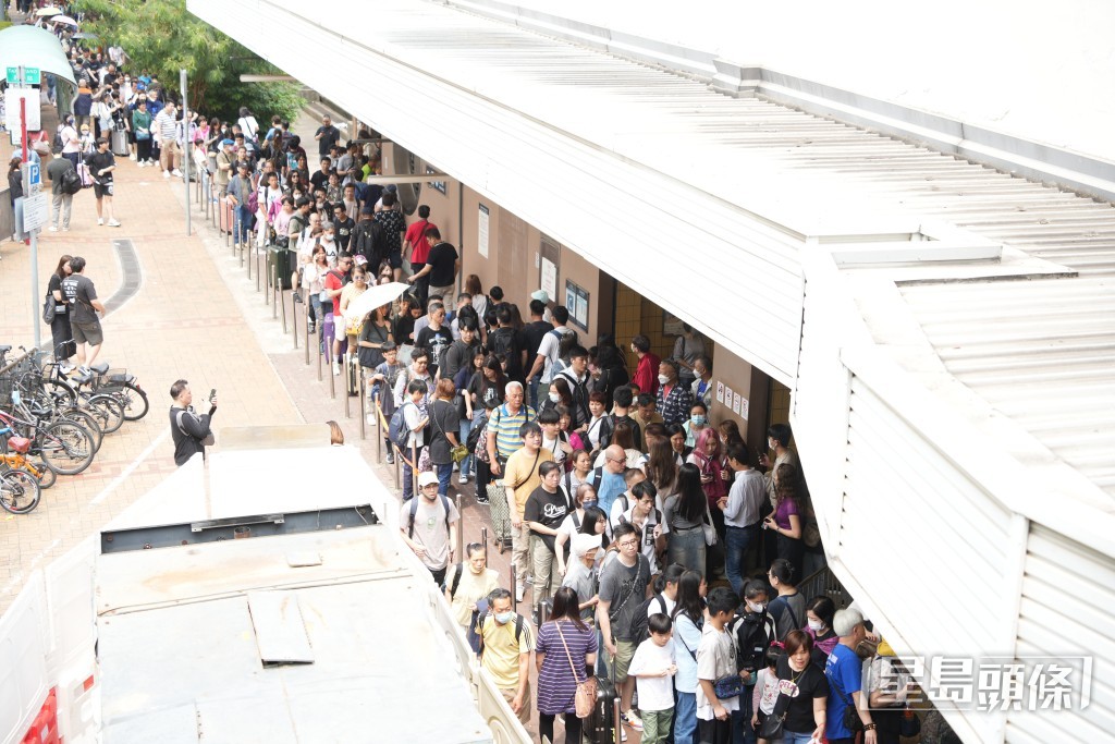 上水站外人頭涌涌 上水站外人頭涌涌