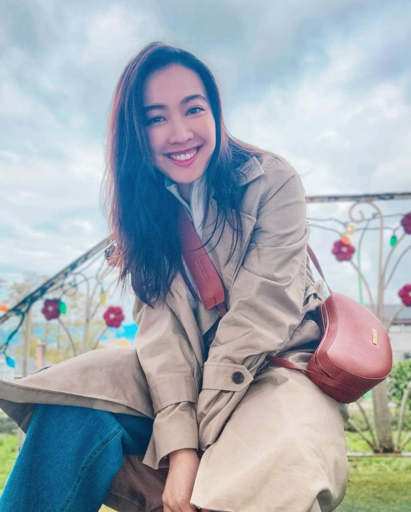 準(zhǔn)媽媽朱千雪以干濕褳配襯牛仔褲