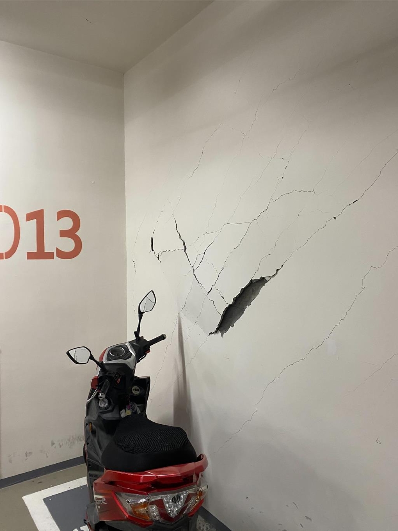 中壢一號宅外墻梁柱裂！