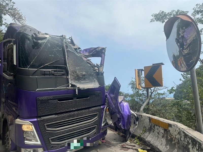 大清水隧道口落石砸下，不幸一輛車44歲吳姓駕駛被巨石砸中