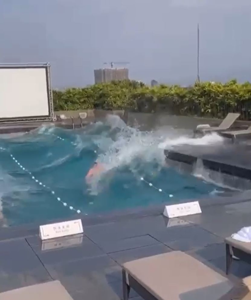 池水甚至淹過(guò)男子。