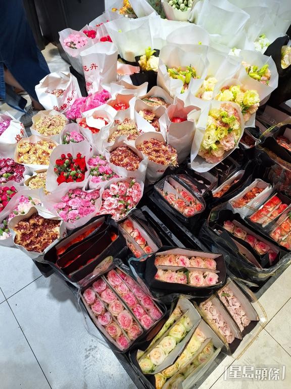港島區(qū)一間批發(fā)零售店以低價發(fā)售玫瑰