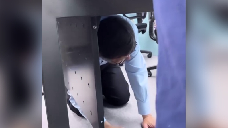 柯文哲地震瞬間秒躲桌下