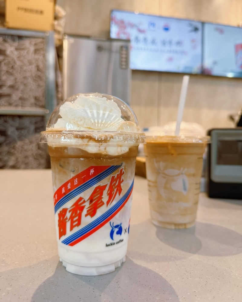 區(qū)文詩潮飲瑞幸醬香拿鐵，一杯40人民幣有找。