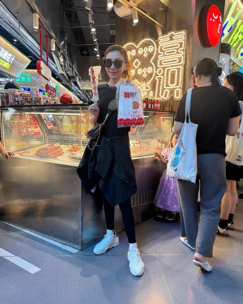 區(qū)文詩食冰糖葫蘆。