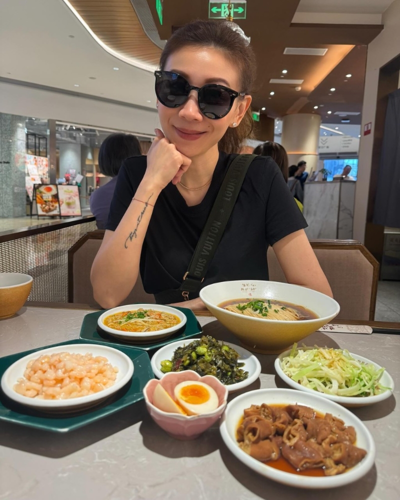 區(qū)文詩幫襯上海餐館襯松鶴樓蘇式湯面，據(jù)悉人均消費(fèi)60人民幣。