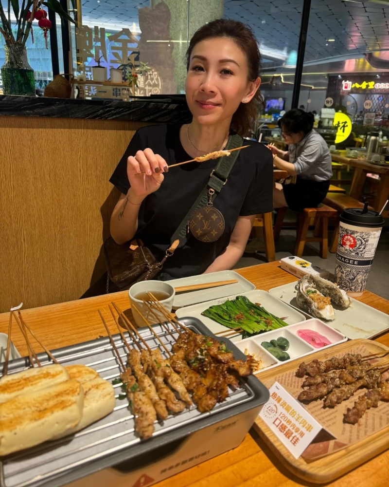 區(qū)文詩幫襯連鎖中式燒烤店木屋燒烤，據(jù)悉人均100人民幣便可飽餐一頓。