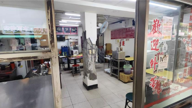 臺北市萬華區(qū)南機場整宅3日歷經(jīng)強震后，出現(xiàn)樓梯斷裂、墻壁破損、鋼筋外露的情況