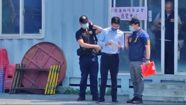 罹難者家屬到殯儀館驗(yàn)尸