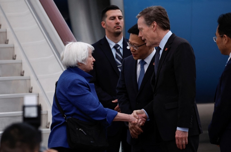 美財政部部長耶倫抵達廣州，財政部副部長廖珉、美國駐華大使伯恩斯接機。路透社