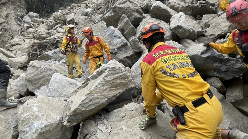 巨石堆中發(fā)現(xiàn)2具遺體。 中時