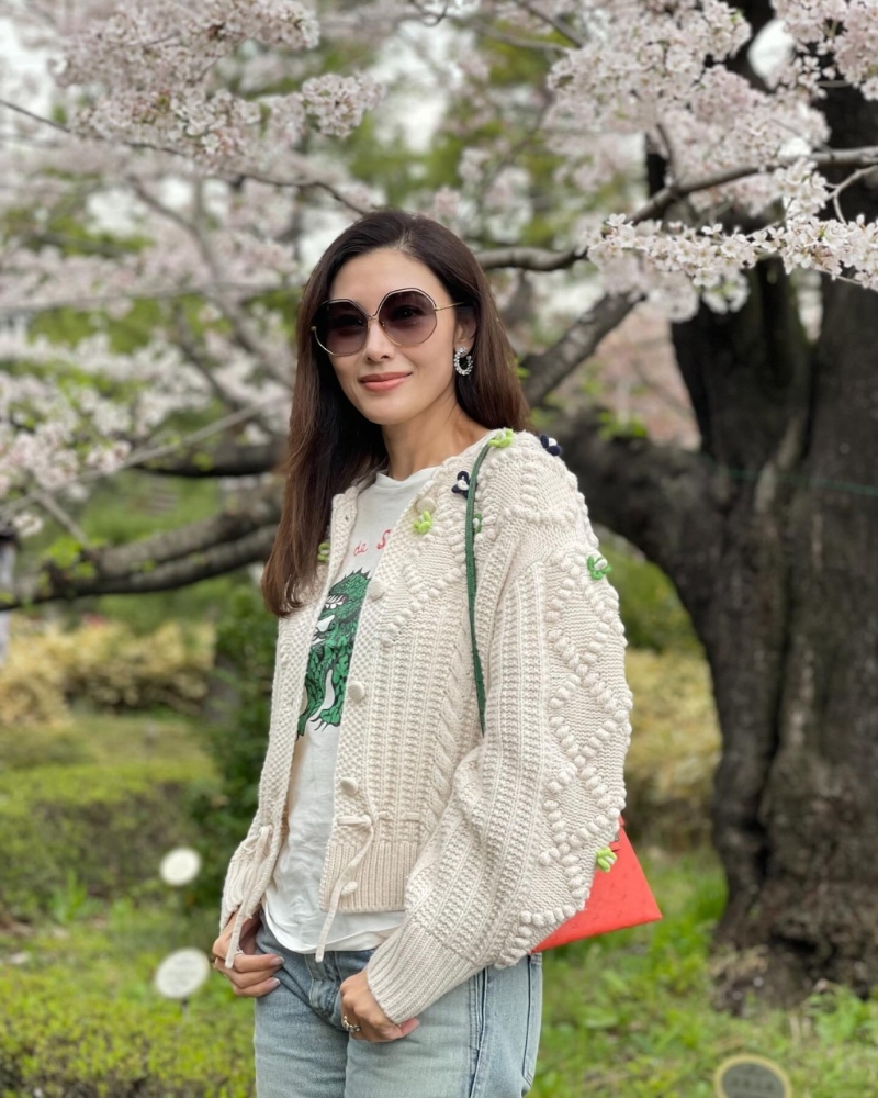 李嘉欣背著23萬鴕鳥皮Hermès mini Kelly勁搶鏡，盡顯豪門貴氣。