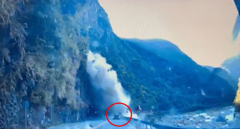 無(wú)數(shù)巖塊沿著邊坡亂飛墜下