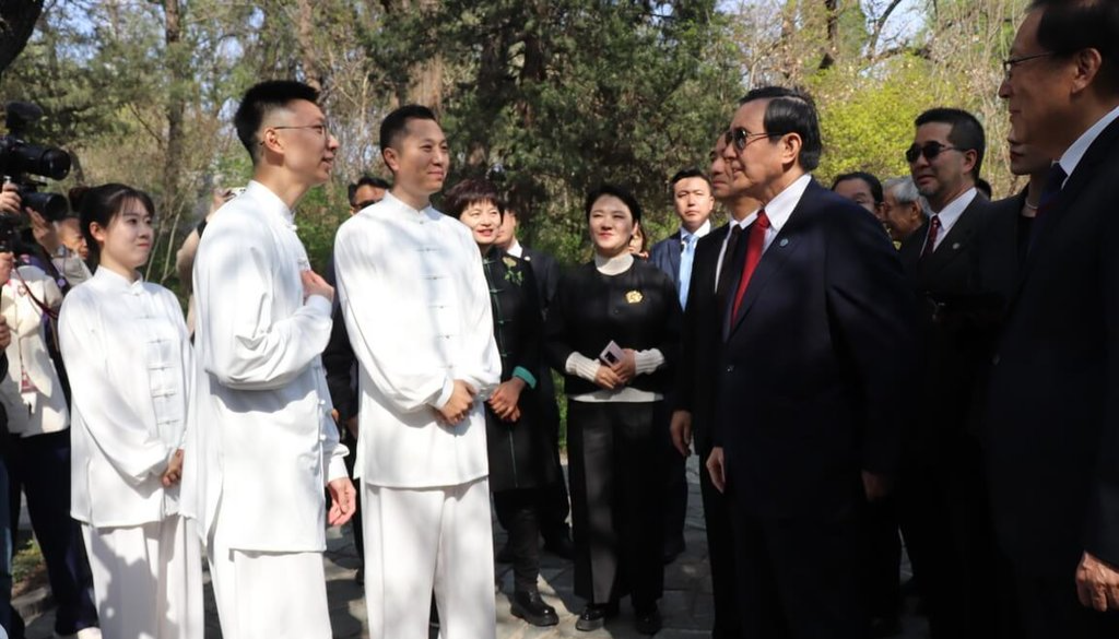 馬英九(紅領帶者)9日率大九學堂學生到北京大學交流 馬英九(紅領帶者)9日率大九學堂學生到北京大學交流