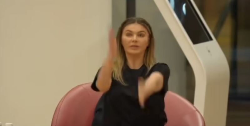 卡巴耶娃看小運(yùn)動(dòng)員做動(dòng)作后，手舞足蹈給意見(jiàn)。