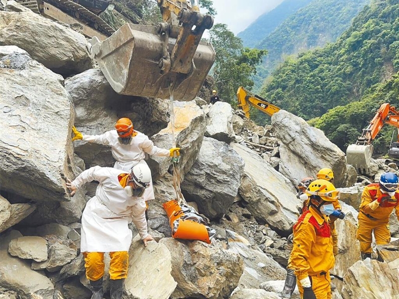 搜救人員10日在0.5K大崩壁處陸續(xù)挖出5具遺體