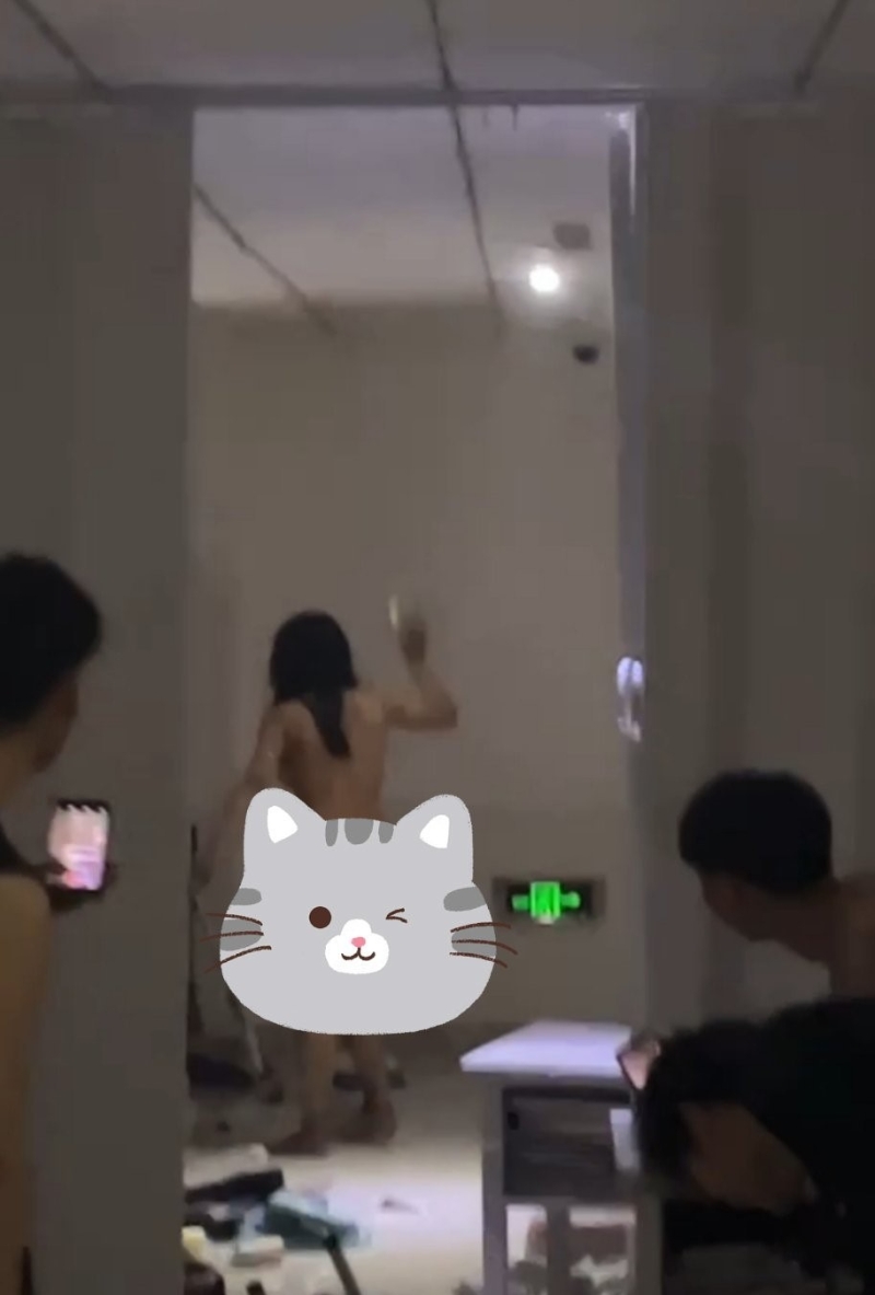 長(zhǎng)發(fā)女全身赤裸闖男生宿舍打砸3