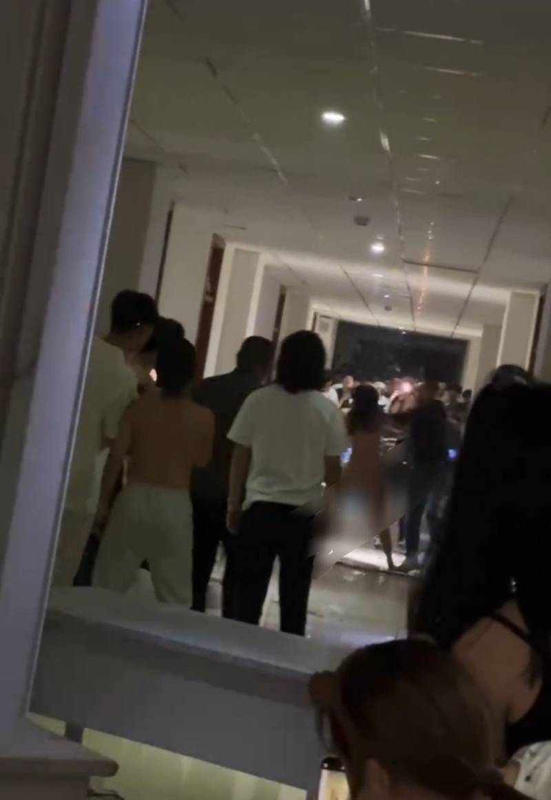 長(zhǎng)發(fā)女全身赤裸闖男生宿舍打砸2