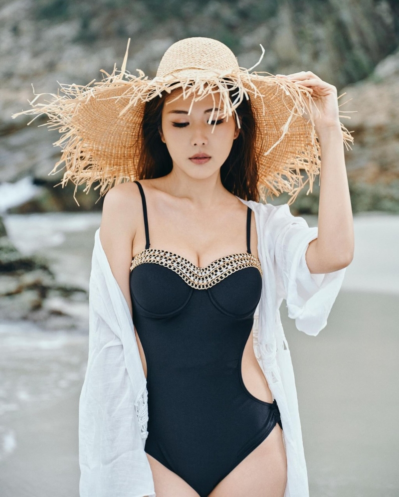 趙璧渝至少換上三款造型，其中一款以低胸露腰一件頭示人。