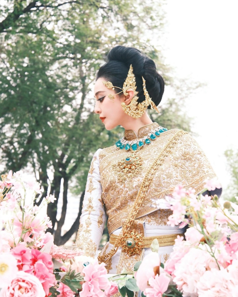 同日范冰冰再分享的女王出巡Look就非常有霸氣。